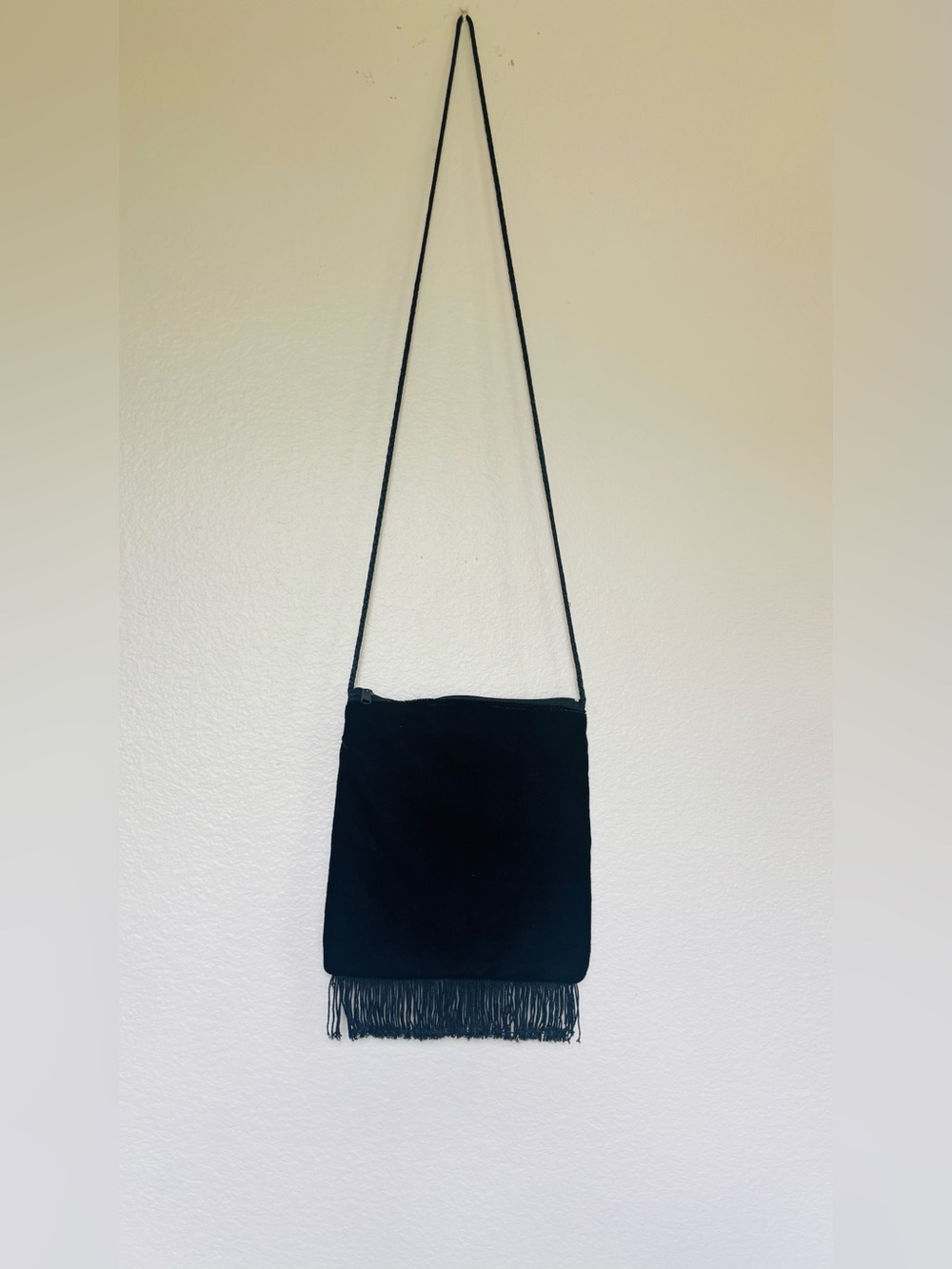 Artesanal Black Velvet Embroidered Crossbody Bag with Red & Pink Floral Design - Picture 3 of 9
